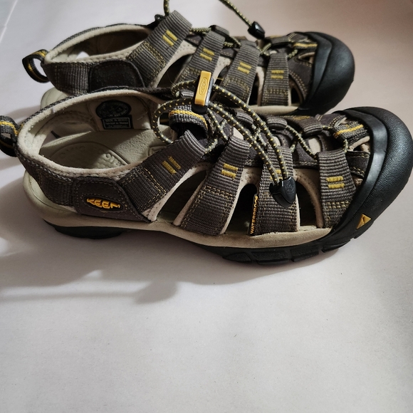 KEEN Newport H2 Sandals in Green Yellow - Picture 5 of 11